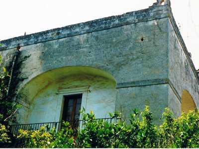 Il prospetto angolare di nord-est � contraddistinto da quattro profondi archi incassati nei quali si aprono delle porte-finestre con balconi
